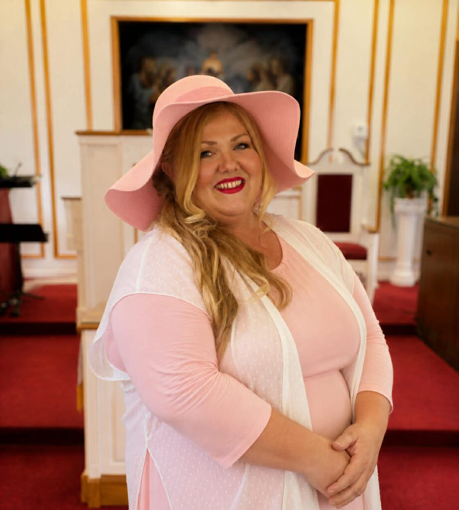 holly smith e1783636764978 921x1024.jpg